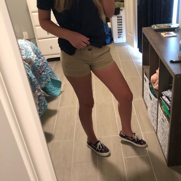 Khaki shorts - Picture 3 of 3